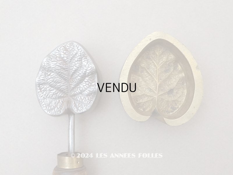 画像1: 19世紀末 アンティーク  こて 菫のリーフ 型押し 