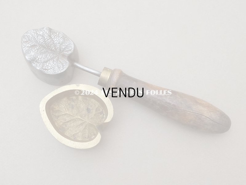 画像2: 19世紀末 アンティーク  こて 菫のリーフ 型押し 