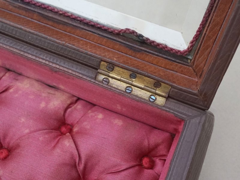 画像16: アンティーク 本革製 ジュエリーケース ボルドー色のシルク製クッション