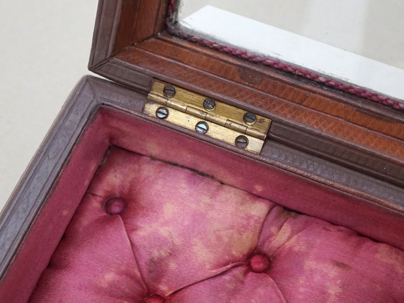画像14: アンティーク 本革製 ジュエリーケース ボルドー色のシルク製クッション
