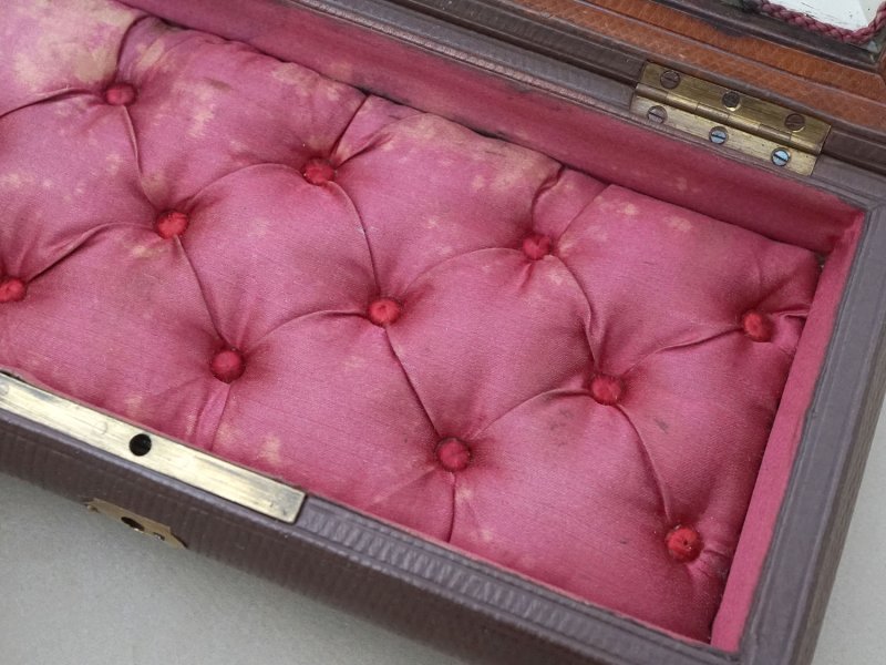 画像20: アンティーク 本革製 ジュエリーケース ボルドー色のシルク製クッション
