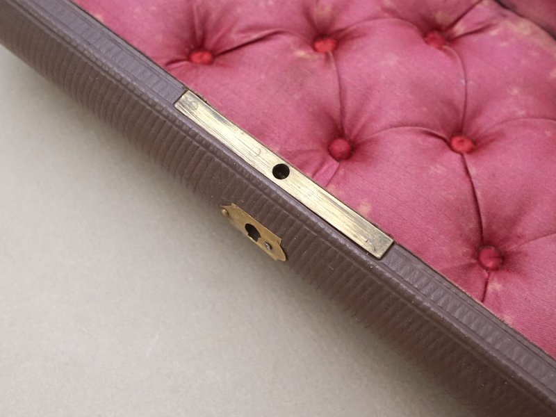 画像17: アンティーク 本革製 ジュエリーケース ボルドー色のシルク製クッション