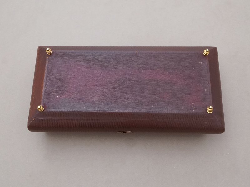 画像8: アンティーク 本革製 ジュエリーケース ボルドー色のシルク製クッション