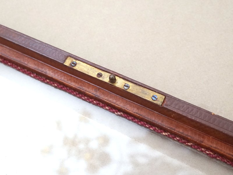 画像23: アンティーク 本革製 ジュエリーケース ボルドー色のシルク製クッション