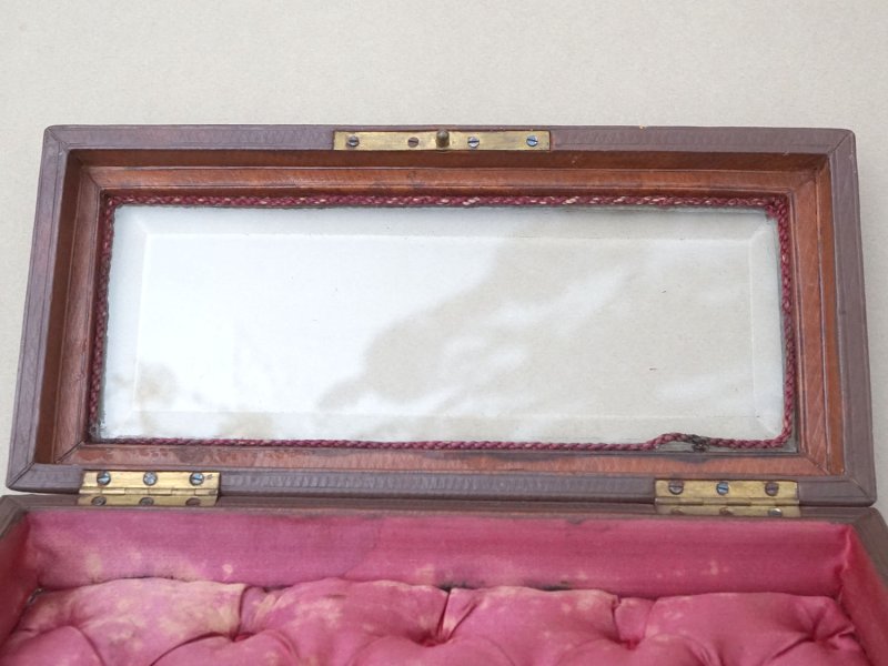 画像22: アンティーク 本革製 ジュエリーケース ボルドー色のシルク製クッション