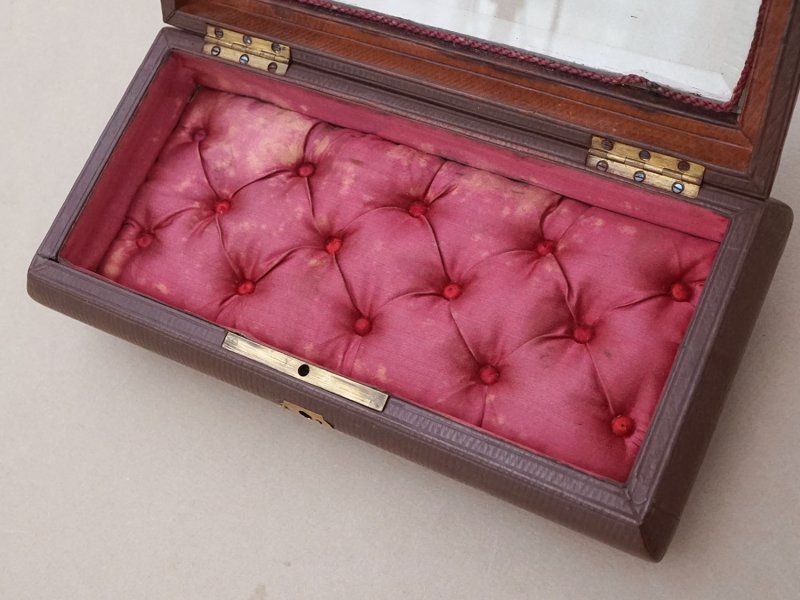 画像13: アンティーク 本革製 ジュエリーケース ボルドー色のシルク製クッション