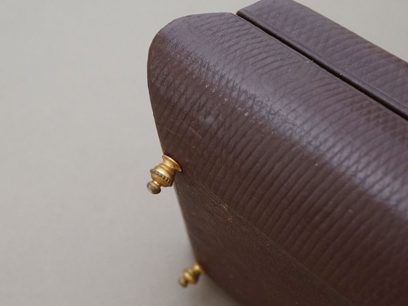 画像9: アンティーク 本革製 ジュエリーケース ボルドー色のシルク製クッション