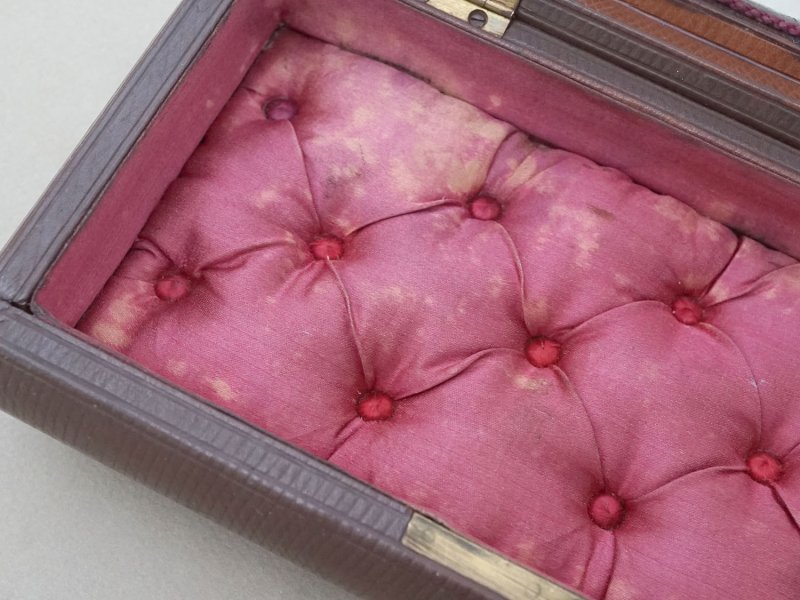 画像19: アンティーク 本革製 ジュエリーケース ボルドー色のシルク製クッション