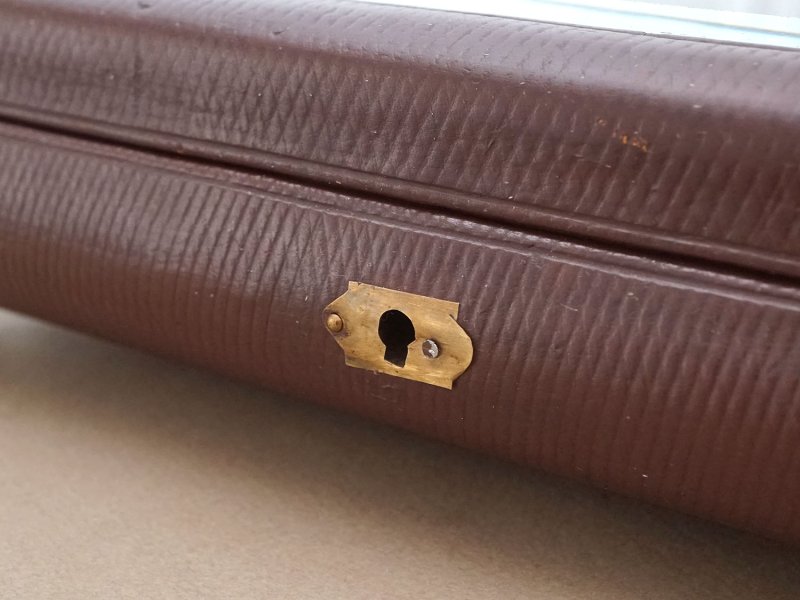 画像12: アンティーク 本革製 ジュエリーケース ボルドー色のシルク製クッション