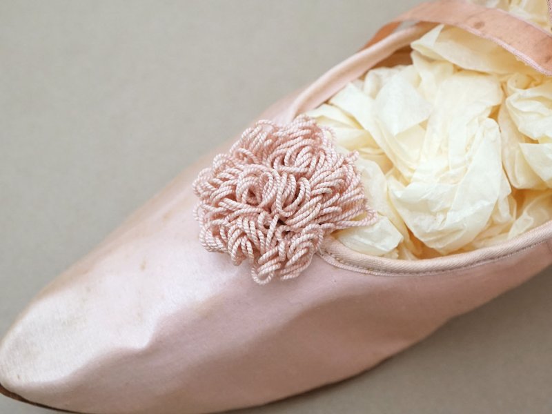 画像7: 1900年頃 アンティーク リボン付きシューズ パウダーピンクのシルクサテン 