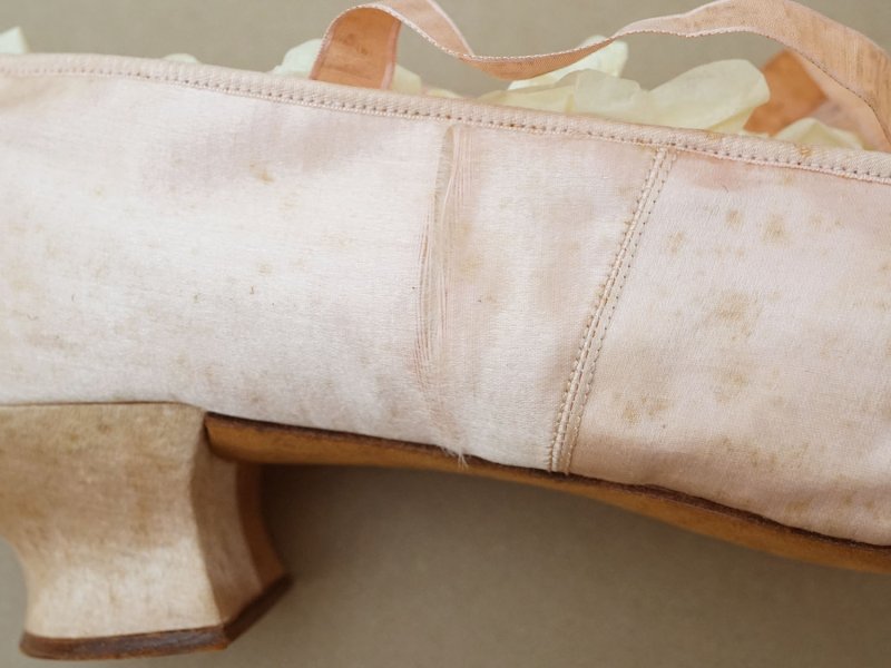 画像17: 1900年頃 アンティーク リボン付きシューズ パウダーピンクのシルクサテン 