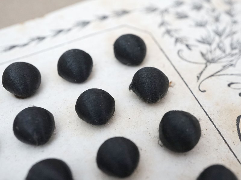 画像18: アンティーク シルクサテンのくるみボタン 8mm 黒 24ピース NOUVEAUTE - UNIS FRANCE -