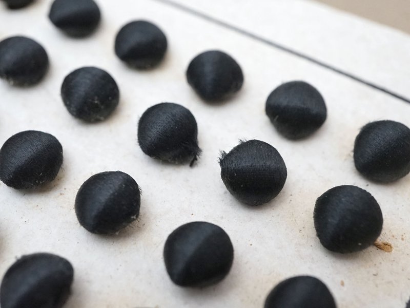 画像7: アンティーク シルクサテンのくるみボタン 8mm 黒 24ピース NOUVEAUTE - UNIS FRANCE -