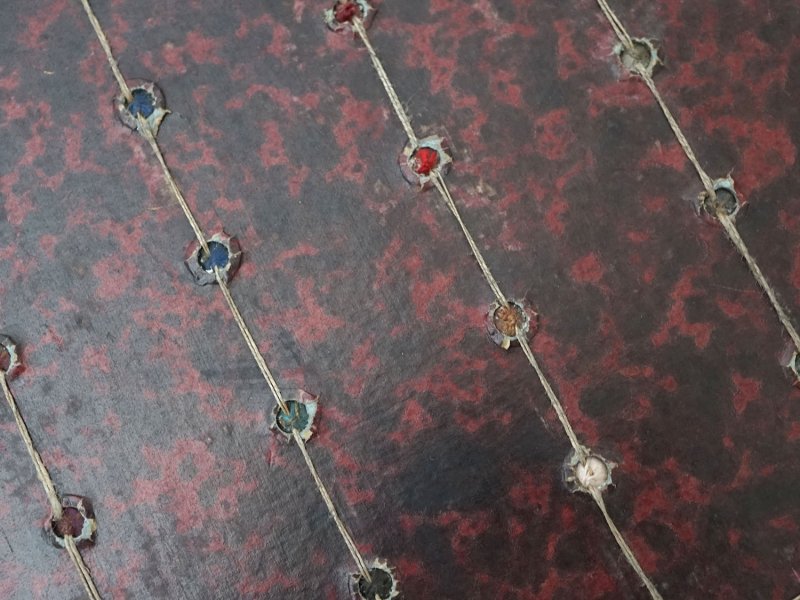 画像17: 19世紀 アンティーク小さなくるみボタンのサンプラー 80ピース