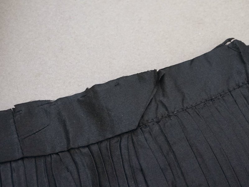 画像10: 19世紀末 アンティーク ドレスの裾 黒いシルクのプリーツ 1.6m 約13.5cm幅 ドレスパーツ