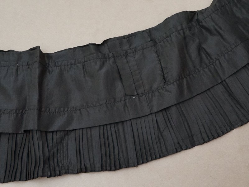 画像12: 19世紀末 アンティーク ドレスの裾 黒いシルクのプリーツ 1.6m 約13.5cm幅 ドレスパーツ