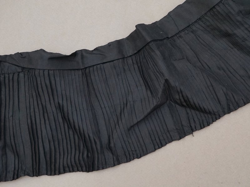 画像11: 19世紀末 アンティーク ドレスの裾 黒いシルクのプリーツ 1.6m 約13.5cm幅 ドレスパーツ