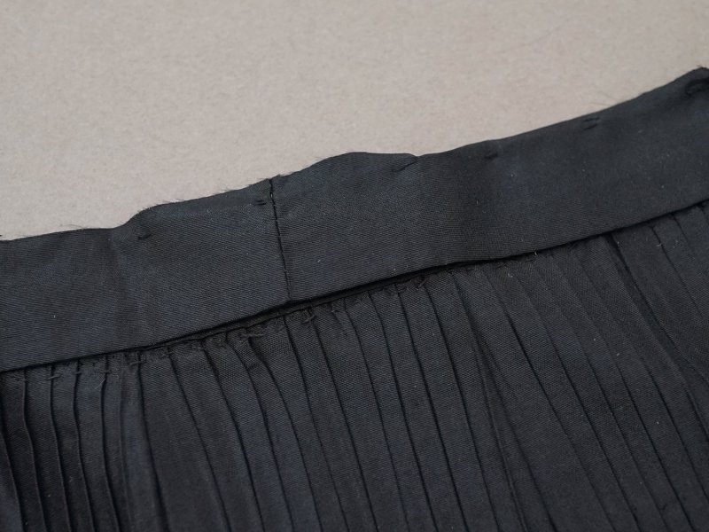画像7: 19世紀末 アンティーク ドレスの裾 黒いシルクのプリーツ 1.6m 約13.5cm幅 ドレスパーツ