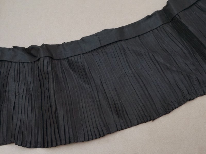 画像5: 19世紀末 アンティーク ドレスの裾 黒いシルクのプリーツ 1.6m 約13.5cm幅 ドレスパーツ