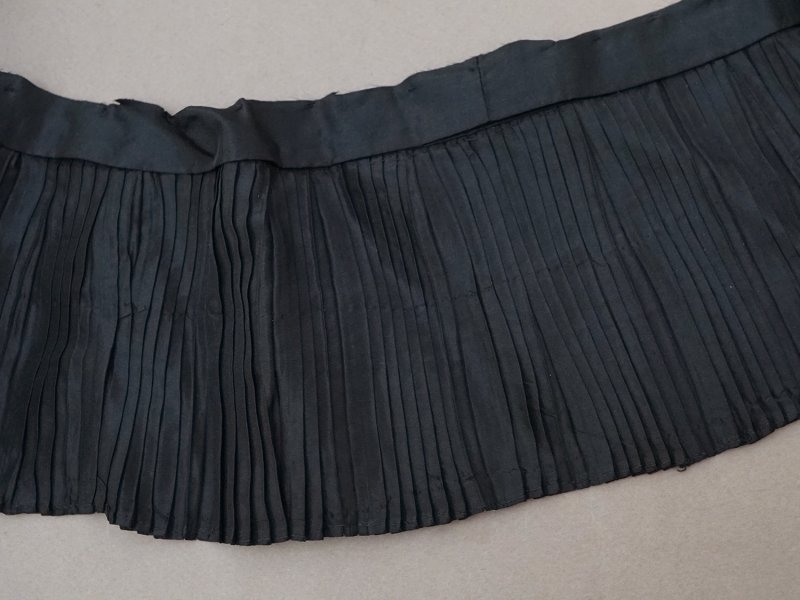 画像3: 19世紀末 アンティーク ドレスの裾 黒いシルクのプリーツ 1.6m 約13.5cm幅 ドレスパーツ