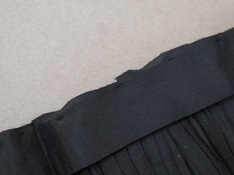 画像9: 19世紀末 アンティーク ドレスの裾 黒いシルクのプリーツ 1.6m 約13.5cm幅 ドレスパーツ