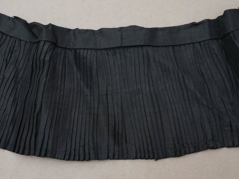 画像4: 19世紀末 アンティーク ドレスの裾 黒いシルクのプリーツ 1.6m 約13.5cm幅 ドレスパーツ