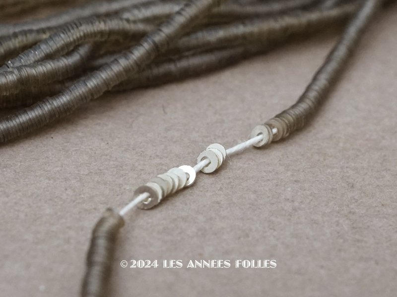 画像1: 1900年頃 アンティーク ゼラチン製 極小1.5mm スパンコール シルバー
