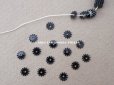 画像2: アンティーク ゼラチン製 スパンコール 花 フラワー 5mm 黒 200ピースのセット (2)