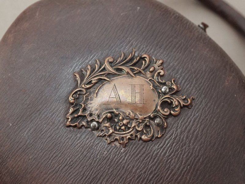 画像3: 1900年頃 アンティーク  貴婦人のバッグ 本革製＆シルククッション イニシャル入り