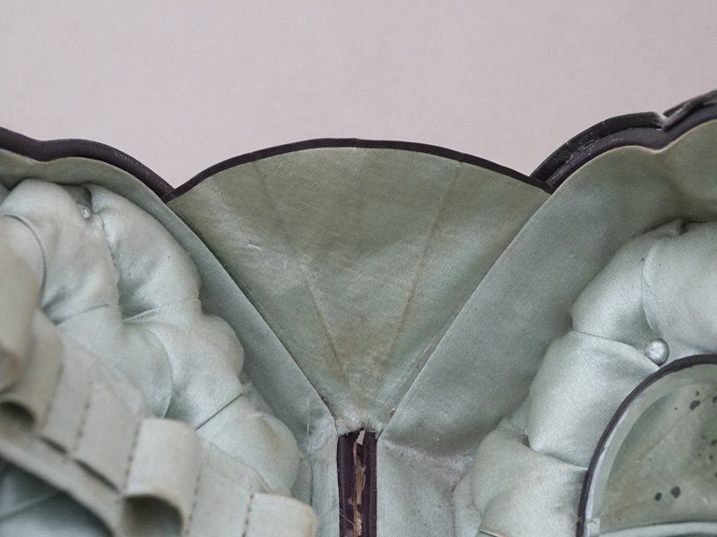 画像16: 1900年頃 アンティーク  貴婦人のバッグ 本革製＆シルククッション イニシャル入り