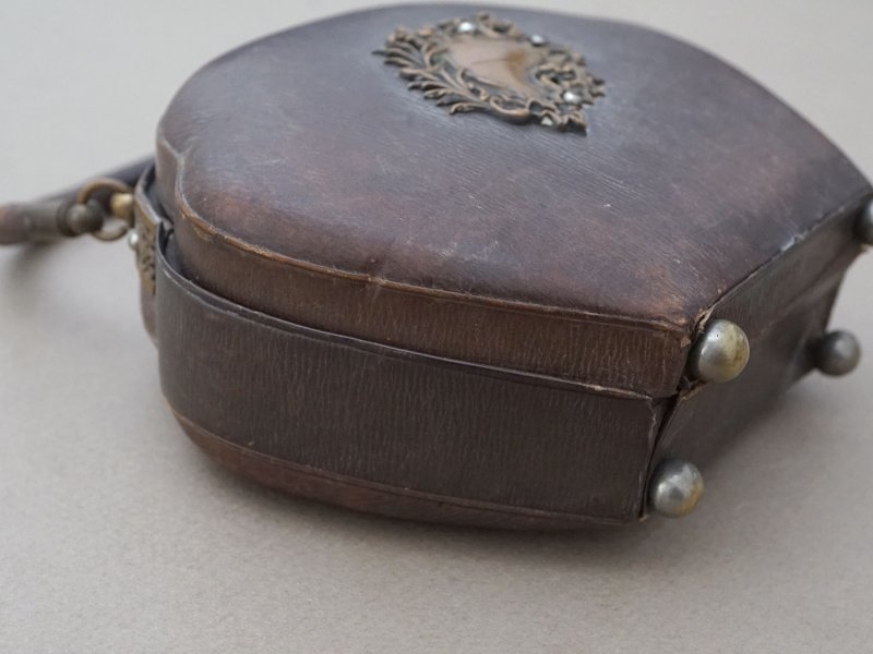 画像6: 1900年頃 アンティーク  貴婦人のバッグ 本革製＆シルククッション イニシャル入り
