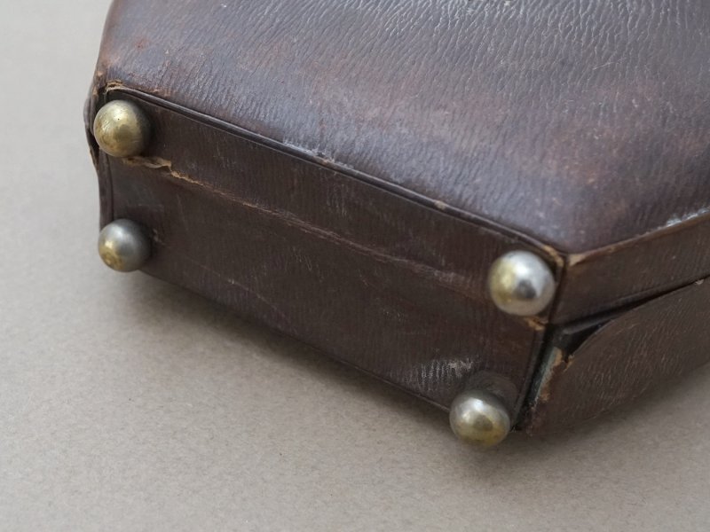 画像11: 1900年頃 アンティーク  貴婦人のバッグ 本革製＆シルククッション イニシャル入り