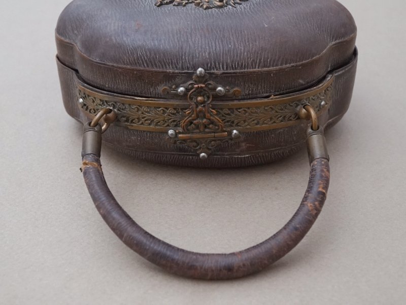 画像4: 1900年頃 アンティーク  貴婦人のバッグ 本革製＆シルククッション イニシャル入り