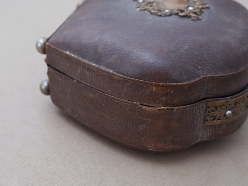 画像7: 1900年頃 アンティーク  貴婦人のバッグ 本革製＆シルククッション イニシャル入り