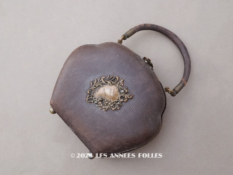 画像2: 1900年頃 アンティーク  貴婦人のバッグ 本革製＆シルククッション イニシャル入り