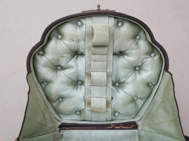 画像14: 1900年頃 アンティーク  貴婦人のバッグ 本革製＆シルククッション イニシャル入り