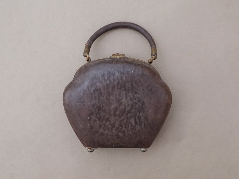 画像5: 1900年頃 アンティーク  貴婦人のバッグ 本革製＆シルククッション イニシャル入り
