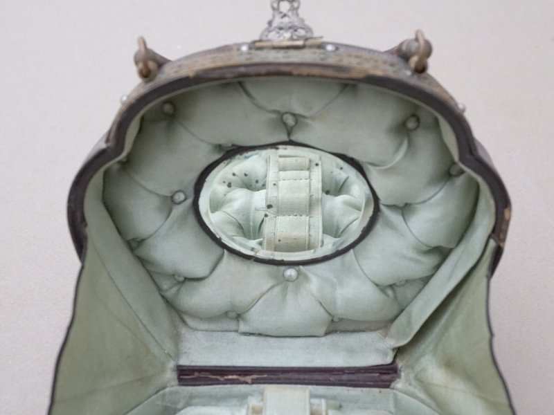 画像13: 1900年頃 アンティーク  貴婦人のバッグ 本革製＆シルククッション イニシャル入り