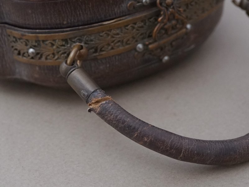 画像10: 1900年頃 アンティーク  貴婦人のバッグ 本革製＆シルククッション イニシャル入り