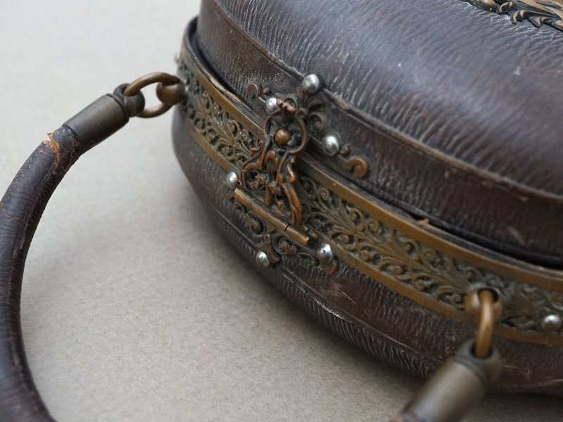 画像8: 1900年頃 アンティーク  貴婦人のバッグ 本革製＆シルククッション イニシャル入り