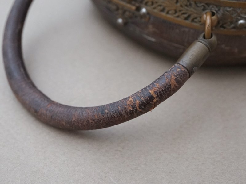 画像9: 1900年頃 アンティーク  貴婦人のバッグ 本革製＆シルククッション イニシャル入り