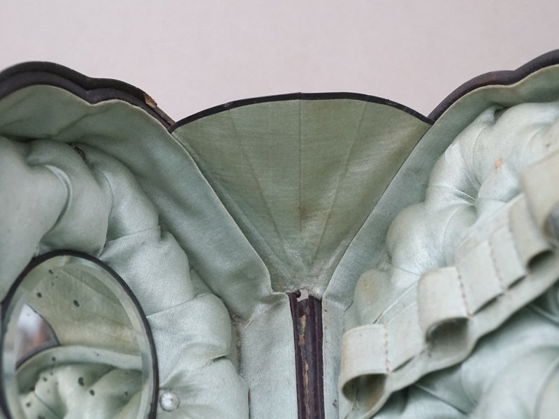 画像15: 1900年頃 アンティーク  貴婦人のバッグ 本革製＆シルククッション イニシャル入り