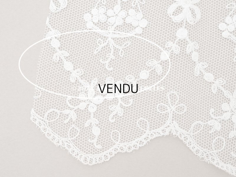 画像3: アンティーク 花の刺繍入り 幅広レース 32.5×幅28〜30cm
