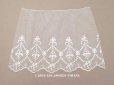 画像1: アンティーク 花の刺繍入り 幅広レース 32.5×幅28〜30cm (1)