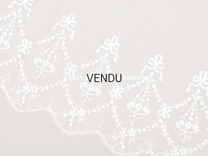 画像2: アンティーク 花の刺繍入り 幅広レース 32.5×幅28〜30cm