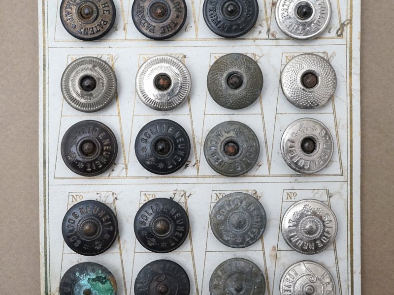 画像4: 1900年頃 アンティーク ワークウェア用 ボタンのサンプラー
