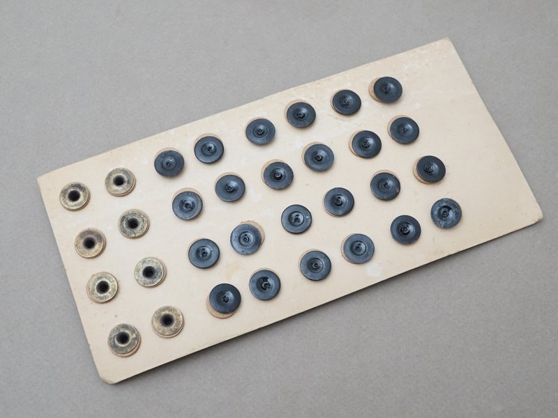 画像9: 1900年頃 アンティーク ワークウェア用 ボタンのサンプラー