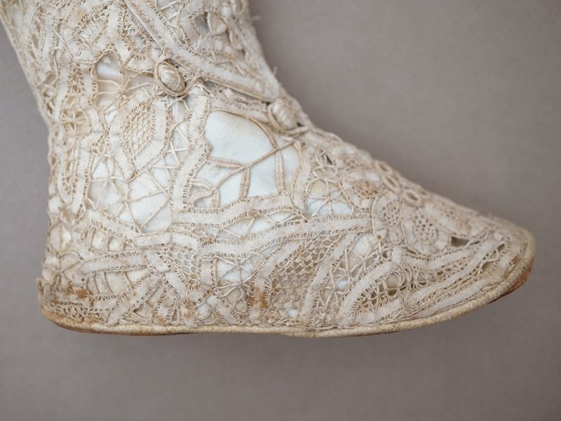 画像9: 1900年頃 アンティーク ベビーシューズ  花模様 手編みのレース&シルクサテン パウダーブルー