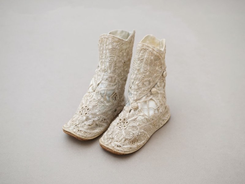 画像4: 1900年頃 アンティーク ベビーシューズ  花模様 手編みのレース&シルクサテン パウダーブルー