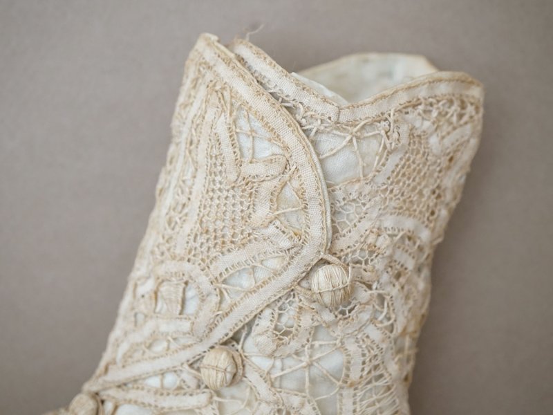 画像13: 1900年頃 アンティーク ベビーシューズ  花模様 手編みのレース&シルクサテン パウダーブルー